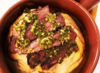 Rumsztyk z puree z fasoli i orzechowa salsa verde Rumsztyk z puree z fasoli