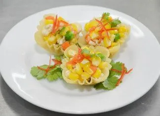KRATONG THONG (siekany kurczak ze słodką kukurydzą w chrupkiej złotej miseczce z ciasta)