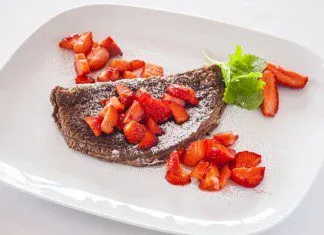 Omlet czekoladowy z truskawkami
