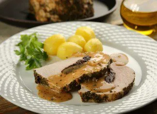 Pieczony schab ze śliwką w sosie majerankowym