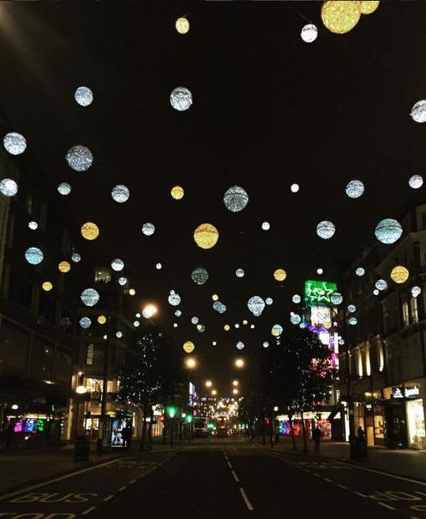 Londyn czeka na święta. Kylie Minogue zapaliła iluminację na Oxford Street. Instagram @jessicaward85
