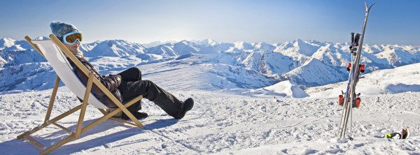 Jeune femme dtente au ski, panorama