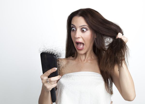 Schne Frau entdeckt Haarausfall