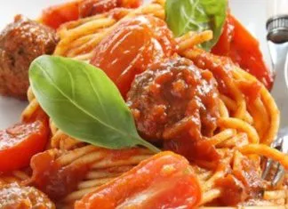 Spaghetti z pulpecikami i pomidorkami cherry