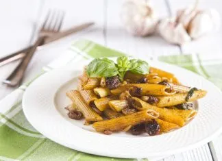 Lekkie penne z anchois, bazylią i orzechami pinii