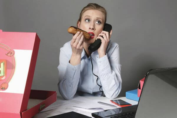 femme mangeant sucreries au bureau femme mangeant sucreries au bureau