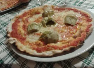 Pizza z karczochami i sosem czosnkowym