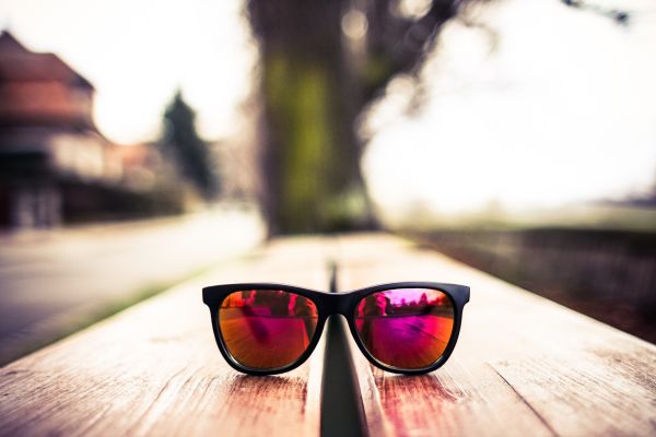 Jak wybrać modne i bezpieczne okulary przeciwsłoneczne?