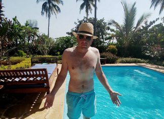 Filip Chajzer bawi się ze swoją „managerką” w Zanzibarze