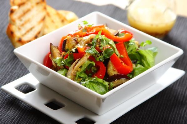 salata rzymska z grillowanym baklazanem