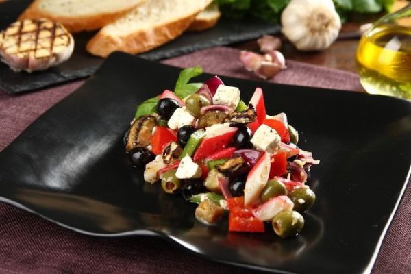  Grecka sałatka z grillowanych warzyw z krabowymi paluszkam