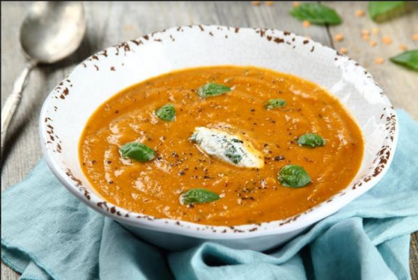 Zupa pomidorowa z soczewicą i ricottą