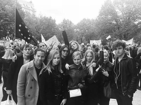 Anja Rubik popiera Czarny Protest w Paryżu. Foto Instagram @anja_rubik