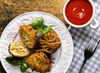 Smażone kuleczki z makaronu spaghetti z mozzarellą i sosem pomidorowym na zimno