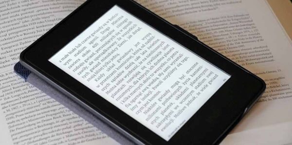 Polacy czytają coraz mniej książek, a sprzedaż ebooków rośnie. Paradoks czy zmiana zwyczajów czytelniczych?