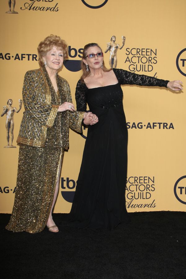 LOS ANGELES - JAN 25: Debbie Reynolds, Carrie Fisher at the 2015 Screen Actor Guild Awards at the Shrine Auditorium on January 25, 2015 in Los Angeles, CA