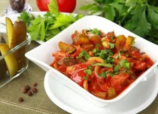 Kolorowy bigos z ogórków kiszonych