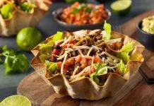 Karnawałowa sałatka taco w miseczce z tortilli