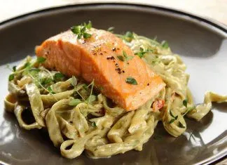 Szpinakowe tagliatelle z łososiem i sosem szafranowym
