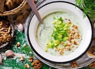 Zielone gazpacho ze świeżych ogórków i awokado z orzechami włoskimi