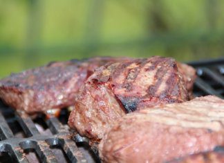 Grillowane mięso zawiera szkodliwe związki chemiczne. Jak zmniejszyć ich stężenie?