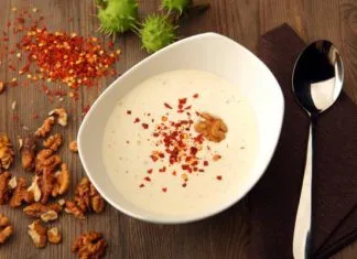 Pikantna zupa serowa z szynką i chili