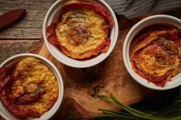 Jajka zapiekane w szynce parmeńskiej Jajka zapiekane w szynce parmeńskiej 1 - Jajka zapiekane w szynce parmeńskiej