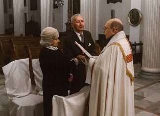 90 lat to idealna pora na… ślub! Mamy zdjęcia z ceremonii pary