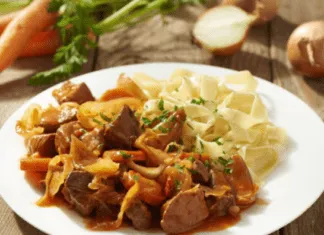 Pikantny gulasz z kiszoną kapustą