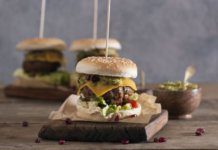 Burgery z chorizo, guacamole i granatem