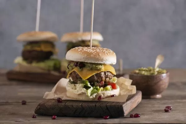 Burgery z chorizo, guacamole i granatem