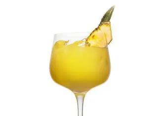 Drink z sokiem ananasowym idealny na ciepłe dni