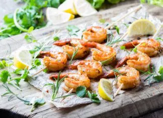 Grillowane krewetki w sosie ze złotych owoców i limonki