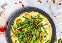 Naleśniki na słono – szparagi, boczek i czosnkowe aioli