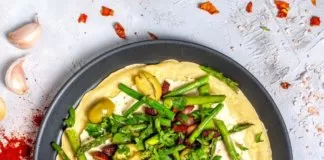 Naleśniki na słono – szparagi, boczek i czosnkowe aioli