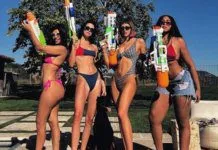Stroje kąpielowe gwiazd – jakie trendy rządzą na plaży w tym roku?