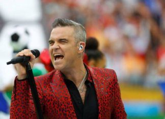 Robbie Williams pokazuje środkowy palec na otwarciu Mundialu! Co symbolizował gest?