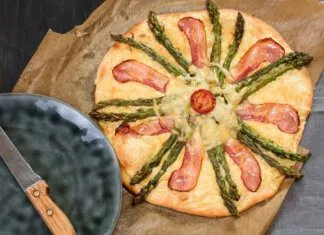 Szparagi z serem gouda i boczkiem na cieście drożdżowym Szparagi z serem gouda