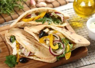 Chlebek pita z serem halloumi i sosem czosnkowym