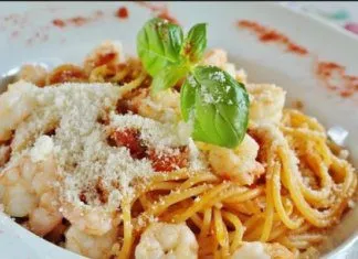 Bezglutenowe spaghetti z krewetkami i pomidorkami koktajlowymi