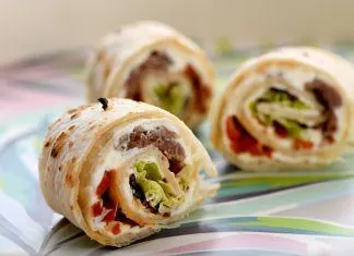 Kolorowe tortille z szarpaną wieprzowiną i warzywami