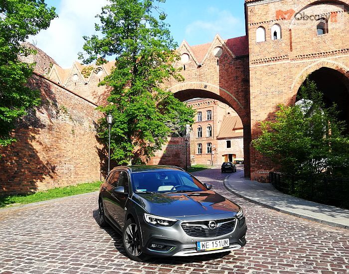 Opel Insignia kombi 170 KM  z 2 litrowym silnikiem to samochód, obok którego nie sposób przejść obojętnie!
