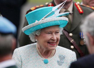 Królowa Elżbieta II wraca do Londynu