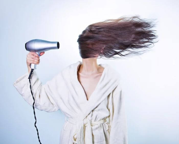 bezpieczne suszenie włosów