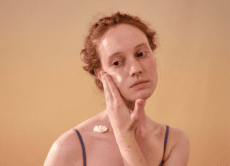 Jak reaplikować SPF na makijaż