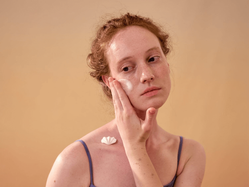 Jak reaplikować SPF na makijaż