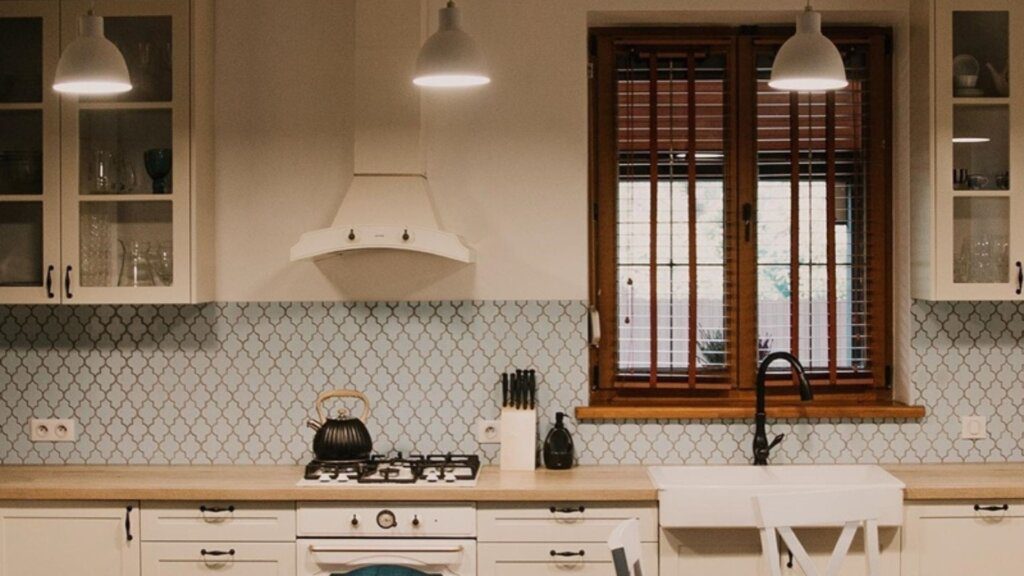 Aranżacja kuchni i łazienek inspirowana stylem angielskim - zaskakujące akcenty w odcieniach niebieskiego