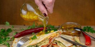 Quesadilla z serem edamskim, papryką, cukinią i chutneyem z mango i mięty