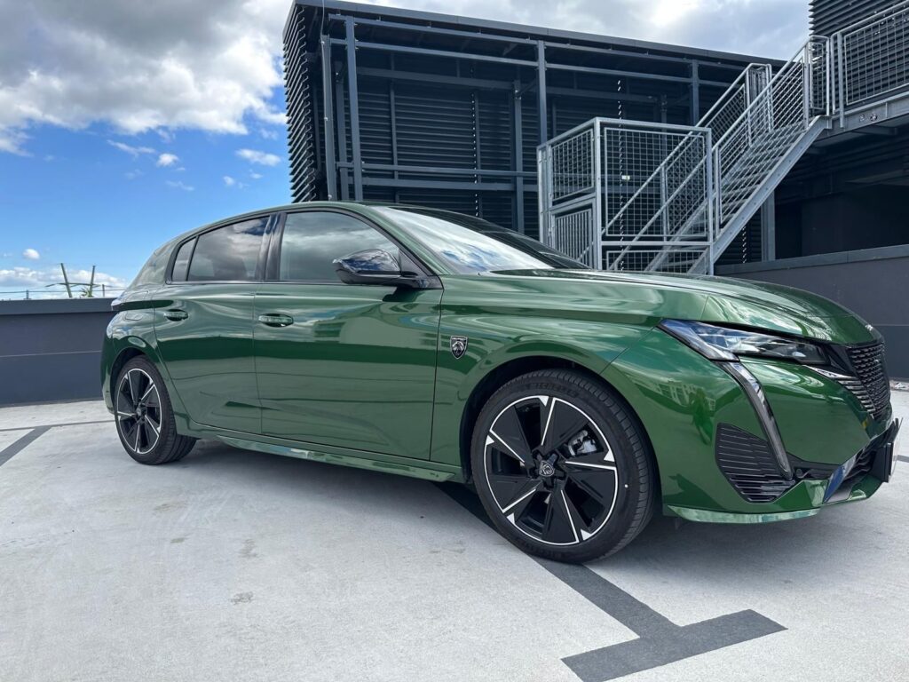  Peugeot e-308 GT – elektryczna elegancja z kobiecym akcentem