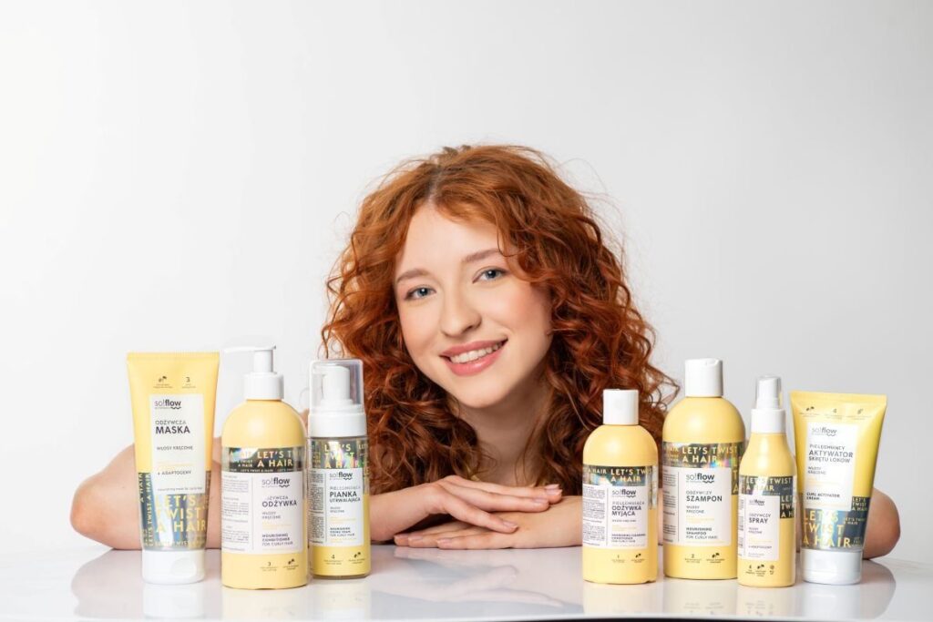 Jak dbać o kręcone włosy - linia so!flow wydobędzie naturalny skręt
